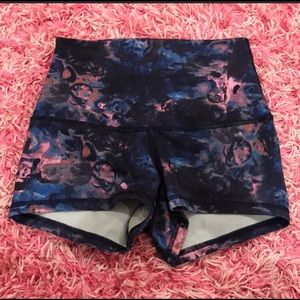 Lululemon Athletica High Rise booty shorts! Size 4